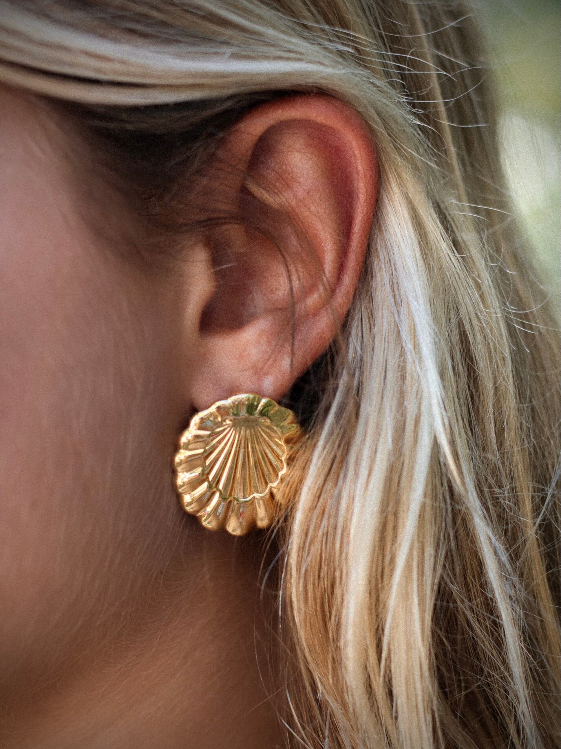 ELEDÉ La Pared Shell Studs